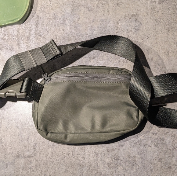 NWOT Lululemon everywhere belt bag 1L grey sage - Picture 5 of 6